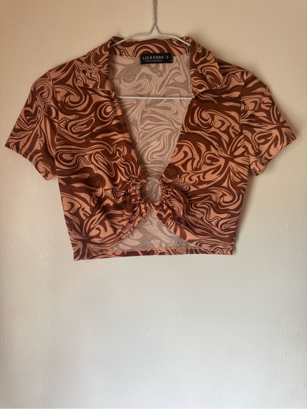Liz & Sara Brown Swirl Tie-Ring Crop Top